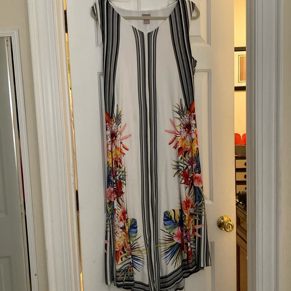 Maxi sleeveless floral dress, comfortable and flowing, fully lined. Size 12-14.